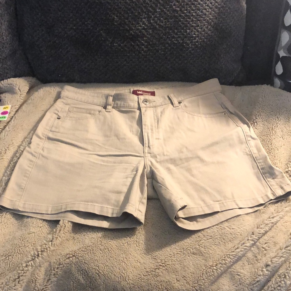 🎉4 for $20 Lee Khaki Shorts, size 14